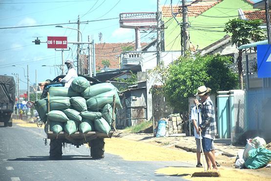 Sân phơi dưới lòng đường