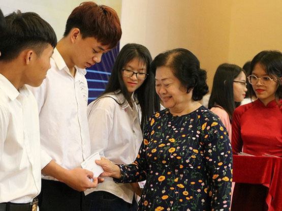 Trao 57 suất học bổng cho học sinh dân tộc thiểu số