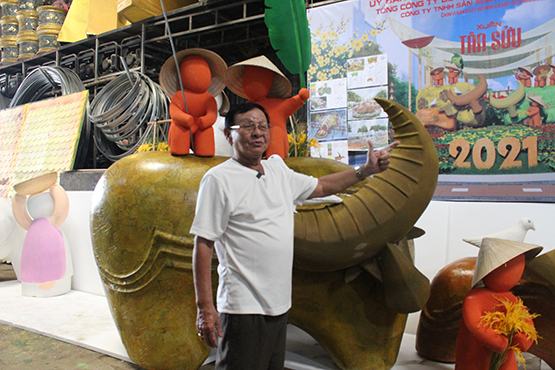 Người tạo hình linh vật trâu cho đường hoa Nguyễn Huệ