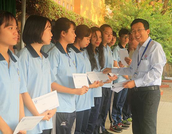 Trao 20 suất học bổng cho HS Trường THPT Hiệp Bình