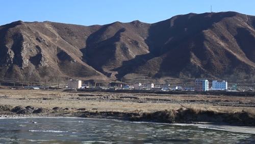 Triều Tiên và sông Đồ Môn nhìn từ thành phố Diên Cát, tỉnh Cát Lâm, Trung Quốc. Ảnh: CNN.