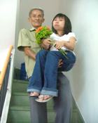 17 năm đi học trên đôi tay cha