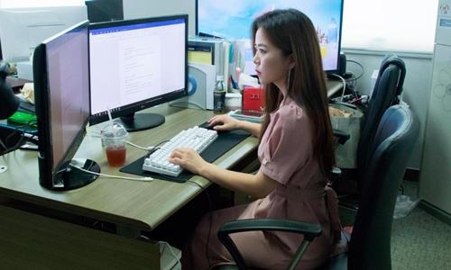 Lee Ji-soo làm việc tại công ty chuyên xóa video quay lén ở Seoul tháng 9/2018. Ảnh: CNN.