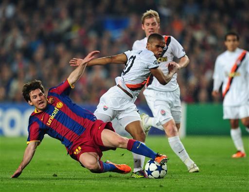 Shakhtar (trắng) có nhiều kinh nghiệm chinh chiến ở Champions League