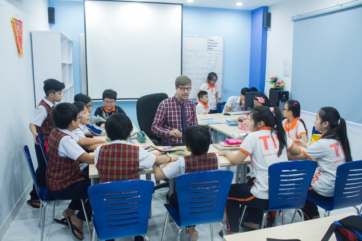 Phụ huynh không còn phải hụt hơi lo chạy trường