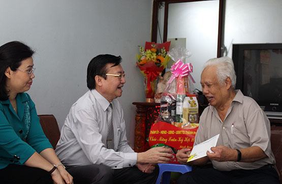 Gần 358 tỷ đồng tặng quà Tết cho người có công