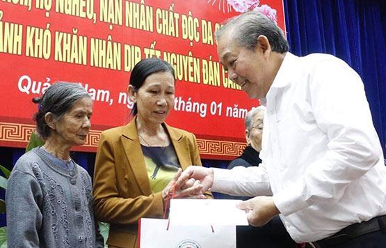 Lãnh đạo Đảng, Nhà nước: Thăm và trao quà Tết cho nhiều đối tượng