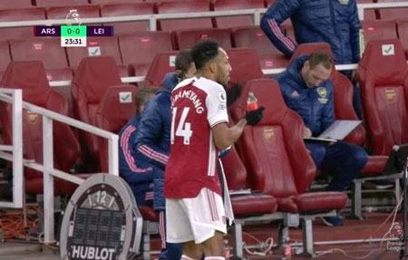 Fan Arsenal lo sốt vó với hành động này của Aubameyang trước Leicester