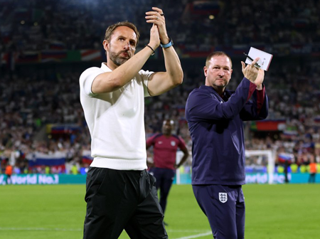 Gareth Southgate bị ném chai nhựa sau trận đấu của ĐT Anh