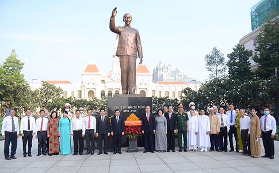 Lãnh đạo TP.HCM dâng hoa, dâng hương tưởng niệm Chủ tịch Hồ Chí Minh