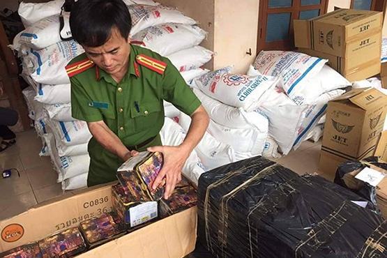 Bắt đối tượng vận chuyển hơn 1 tấn pháo nổ