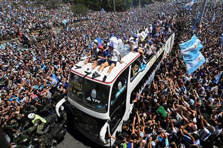 CĐV Argentina hụt hẫng khi cuộc diễu hành chiến thắng World Cup đột ngột huỷ bỏ