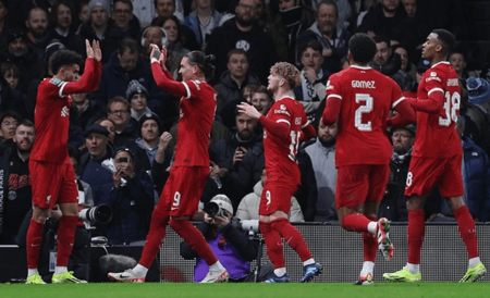 Liverpool nhọc nhằn vượt qua Fulham để vào chung kết Cúp Liên đoàn Anh