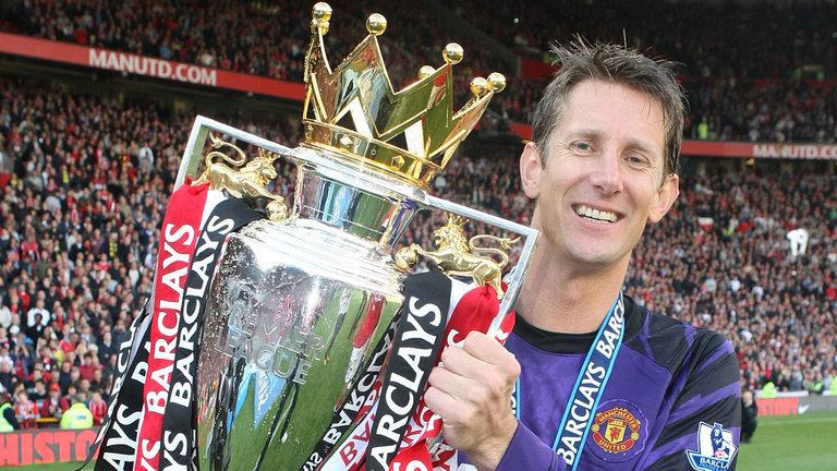 MU chọn “giám đốc” Van der Sar, Ronaldo ra tòa như phim