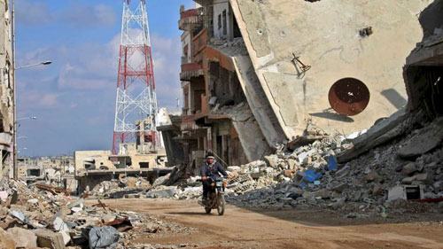 Thành phố Daraa ở miền bắc Syria bị tàn phá nặng nề sau khi được giải phóng khỏi tay IS. Ảnh: AFP.&nbsp;