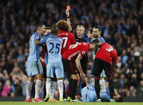 CĐV kêu gọi Man Utd bán Fellaini khẩn cấp sau cú thiết đầu công với Aguero