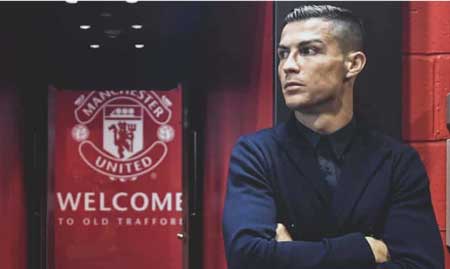 Ronaldo ký 2 năm MU, lương gây choáng