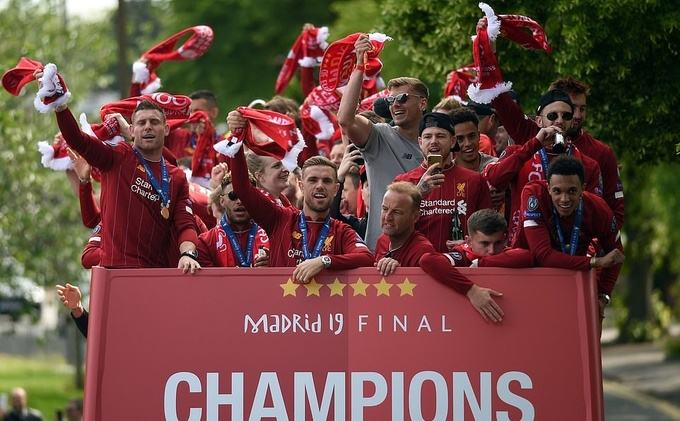 Biển người rước Cup cùng Liverpool