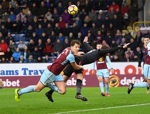 Wenger bảo vệ trọng tài sau quả penalty phút cuối