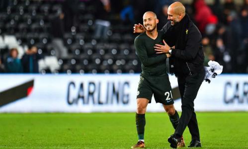 Guardiola: Man Utd vĩ đại, nhưng Man City là đội đầu tiên thắng liền 15 trận