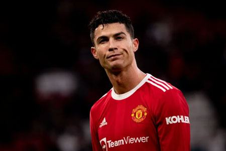 Ronaldo nổi giận bỏ về BĐN khi biết phải ngồi dự bị ở derby Manchester