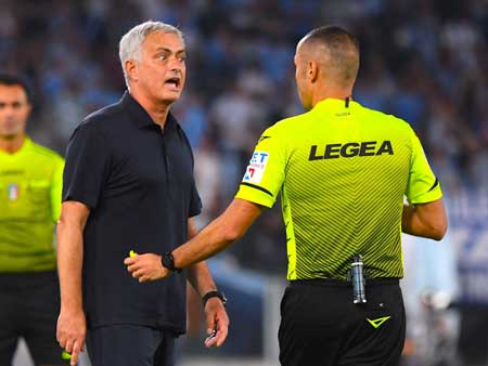 HLV Mourinho: Trọng tài và VAR đã phá hỏng trận derby thành Rome