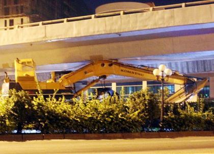 2 giờ giải cứu xe quá khổ kẹt cứng dưới gầm cầu