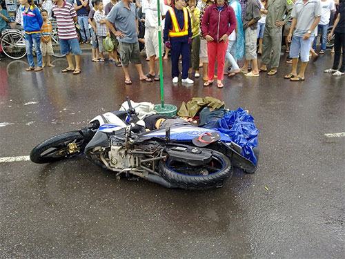 2 nam thanh niên chết dưới bánh xe tải