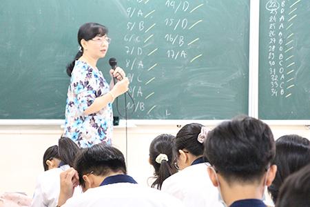 Trường học biên soạn tài liệu riêng dạy chương trình mới