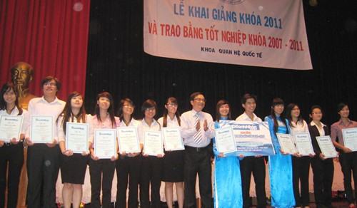 20 sinh viên HUFLIT nhận học bổng DNSG