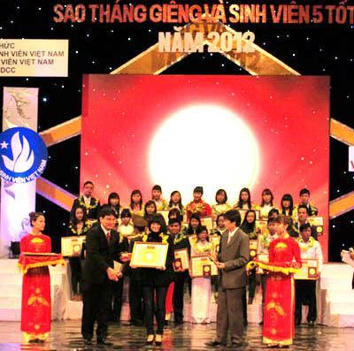 200 sinh viên nhận giải thưởng Sao tháng giêng và Sinh viên 5 tốt
