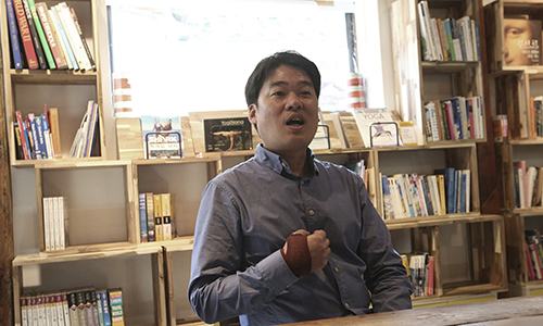 Lim Kyoung Jae, 46 tuổi, người đứng đầu công ty du lịch Miko Travel, trong văn phòng ở Seoul hôm 3/4. Ảnh: AP.