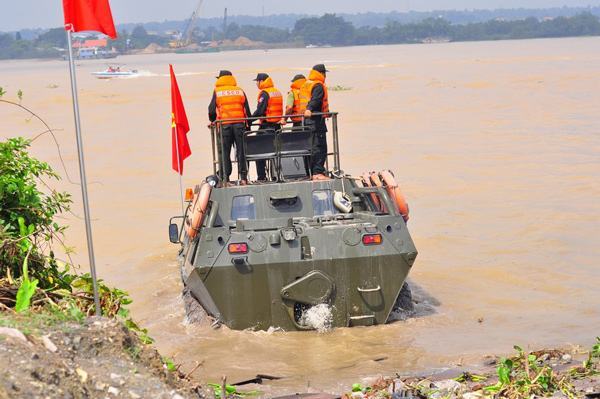 2.000 cảnh sát tham gia diễn tập cứu nạn trên sông