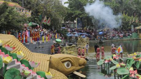 2.000 người tái hiện các triều đại vua Hùng tại Suối Tiên