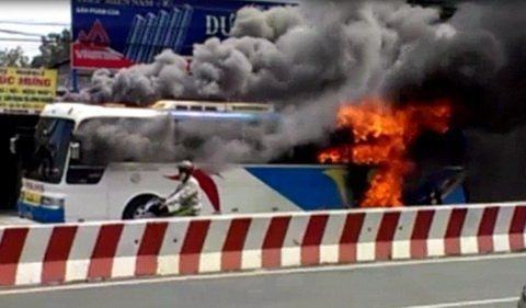 Xe khách đang lưu thông đột nhiên bốc cháy