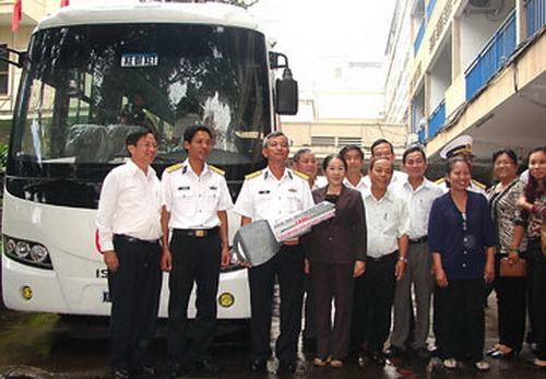 TP.HCM trao tặng 1 tỷ đồng cho Vùng 4 Hải quân