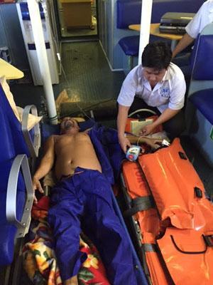 Kịp thời cứu sống thuyền viên nguy kịch trên biển Hoàng Sa