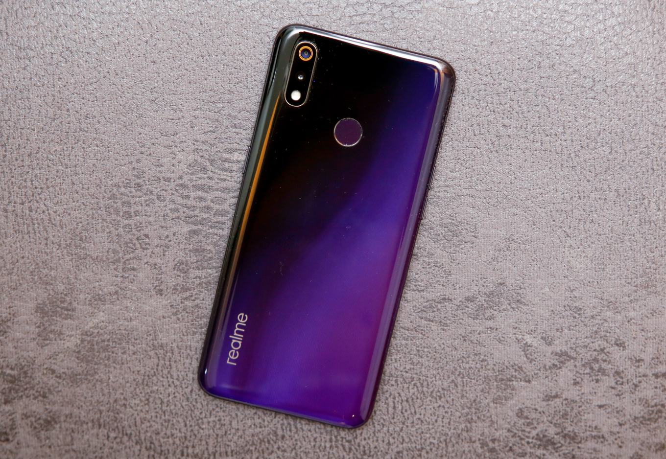 Realme 3 Pro về Việt Nam, giá 6,5 triệu đồng