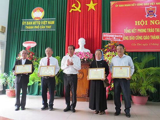 Hỗ trợ kinh phí để HS nghèo được đến trường