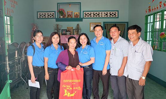 Trao quà Tết cho gia đình chính sách