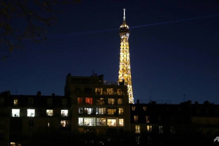 Pháp phát lệnh giới nghiêm COVID-19 tại Paris và 8 thành phố
