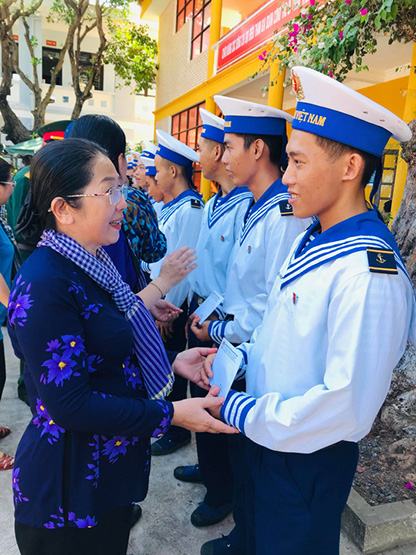 Thăm chiến sĩ trên quần đảo Trường Sa