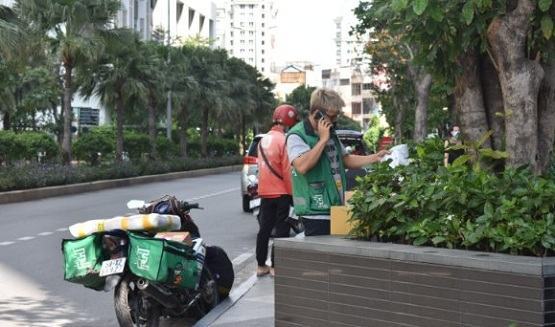 Người lao động làm việc tại các cơ quan, đơn vị Nhà nước phải đeo thẻ khi đi làm