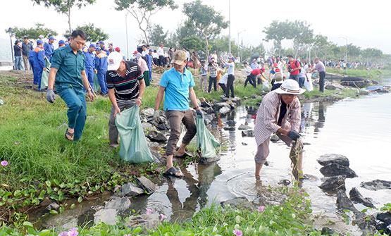 Đà Nẵng ra quân làm sạch biển