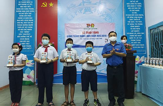 Tặng máy rửa tay sát khuẩn tự động cho trường học