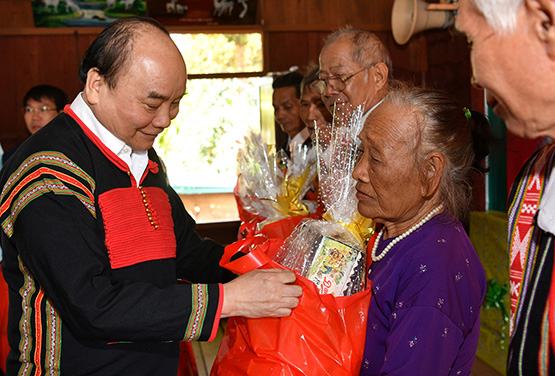 Thủ tướng trao quà Tết cho hộ nghèo tại Đắk Nông