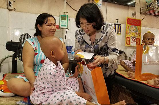 Phó Chủ tịch nước chúc Tết bệnh nhân nghèo