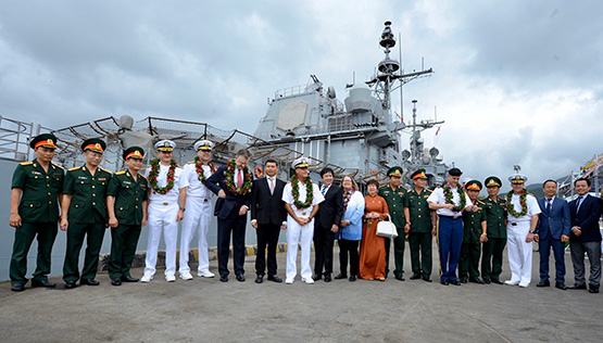 Thủy thủ đoàn siêu tàu sân bay Mỹ thăm Đà Nẵng