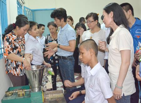 “Cho nhau yêu thương” đến với học sinh khiếm thị