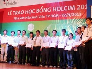 215 suất học bổng cho học sinh, sinh viên nghèo